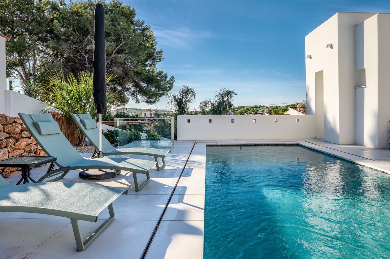 Casa Eucaliptus — piscina con tumbonas