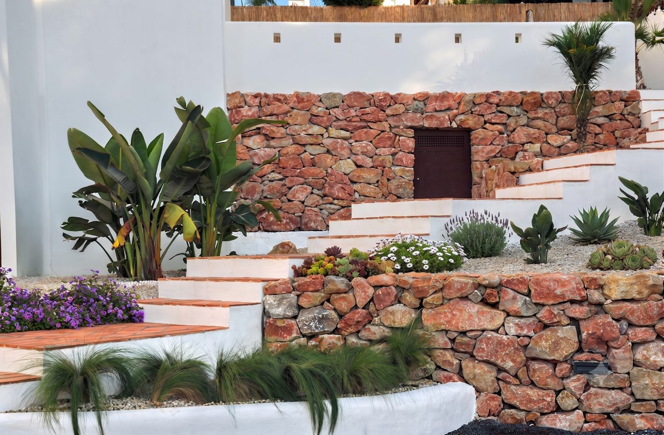 Casa Eucaliptus — escalinata de piedra natural en el jardín