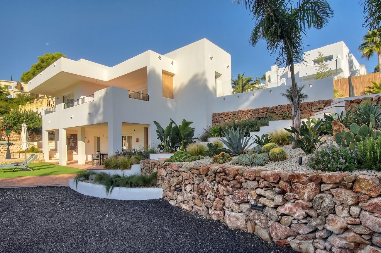 Casa Eucaliptus — fachada trasera con muros de piedra