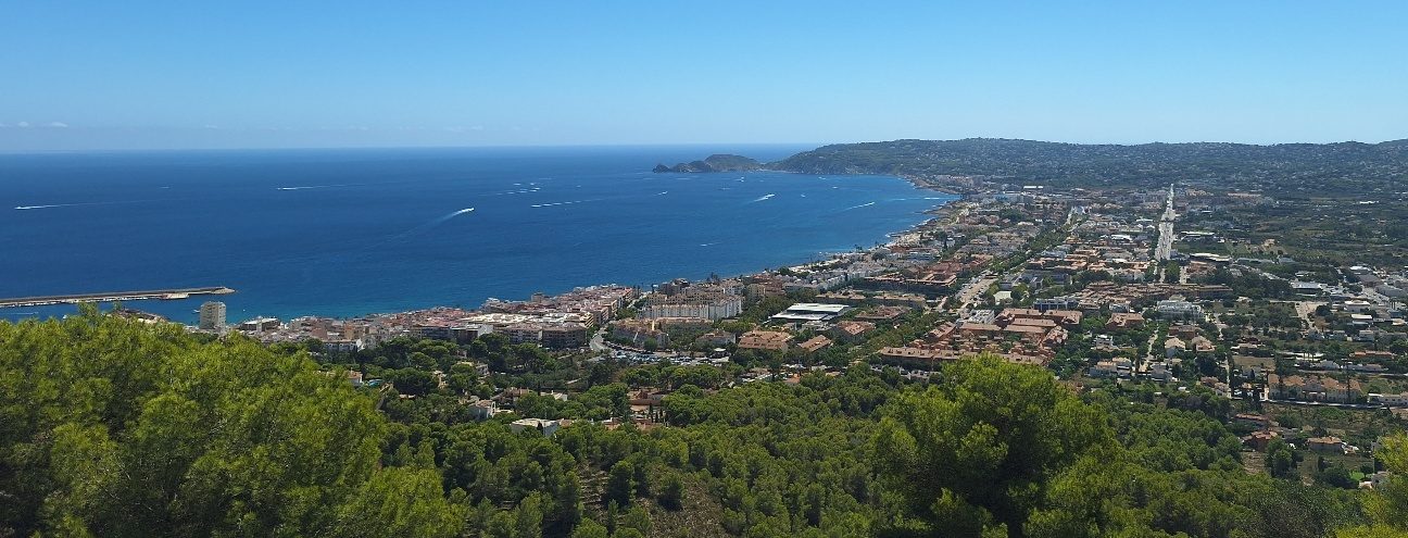 Uitzicht over de baai van Jávea, met de haven, het dorp en de Costa Blanca