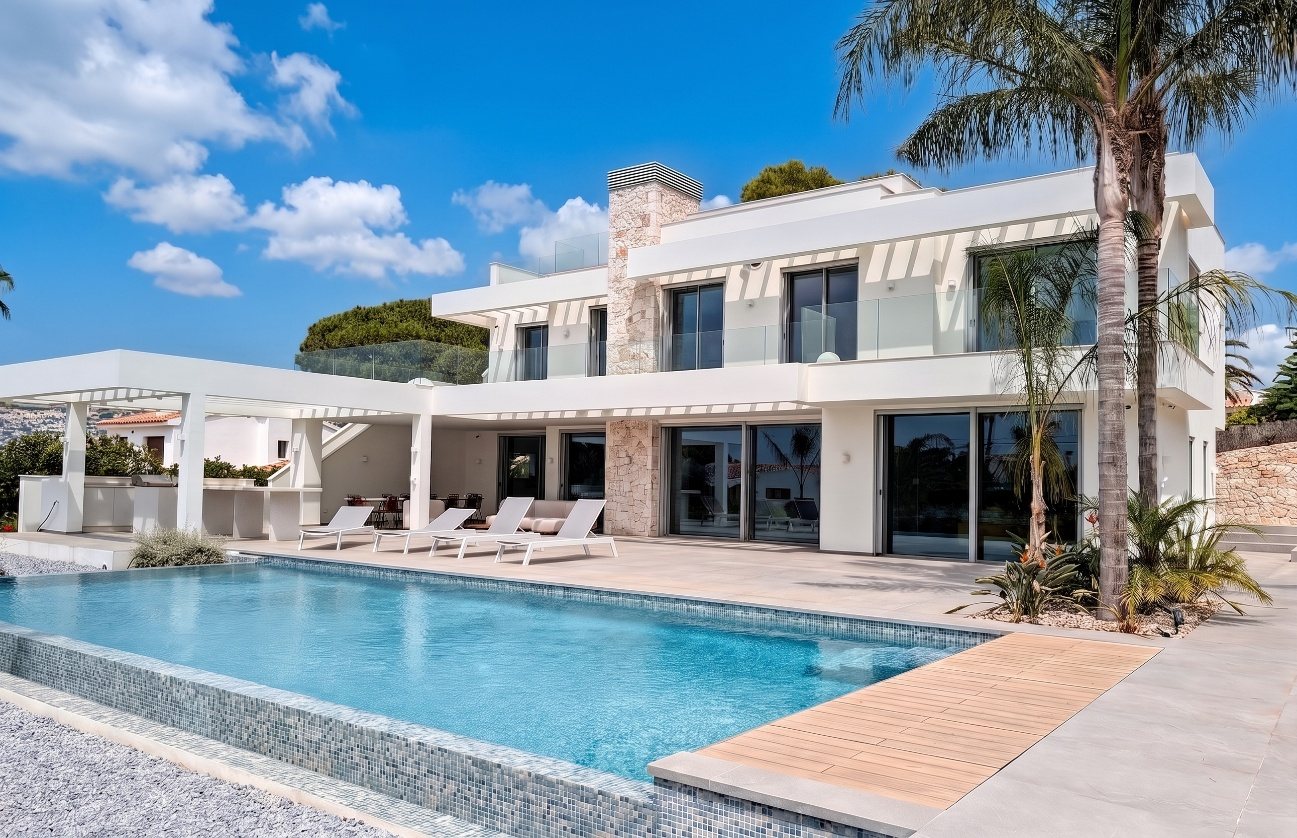 Villa Mar de Japón — la piscina con tarima de madera y las tumbonas junto a la fachada