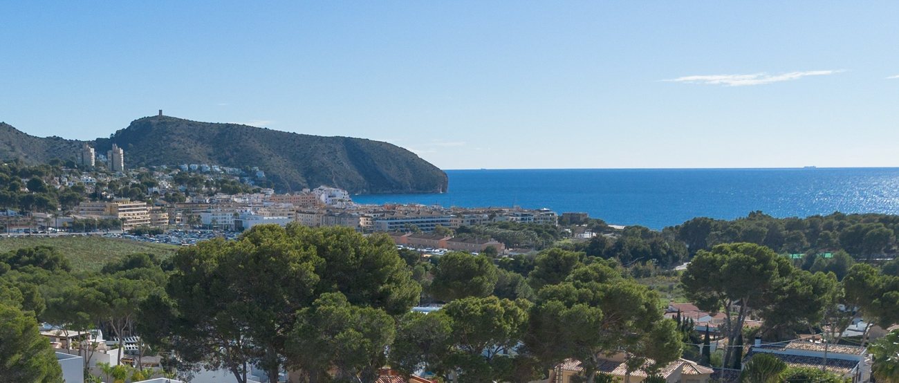 Moraira gezien vanaf de heuvels, met de baai, de plaats en de Cap d’Or met zijn wachttoren