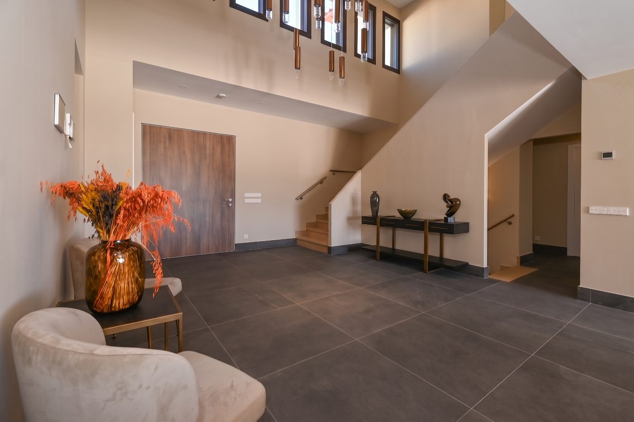Casa Mos — hall de entrada a doble altura con escalera