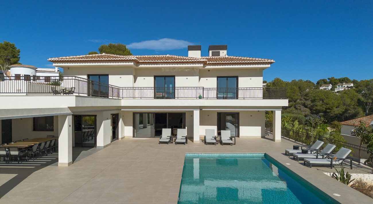 Casa Mos — fachada posterior con terraza y piscina