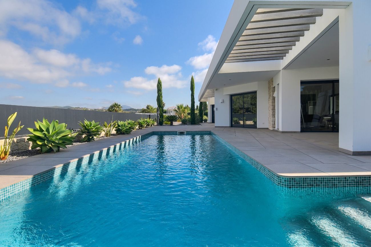 Casa Pintor Gris — piscina junto a la vivienda