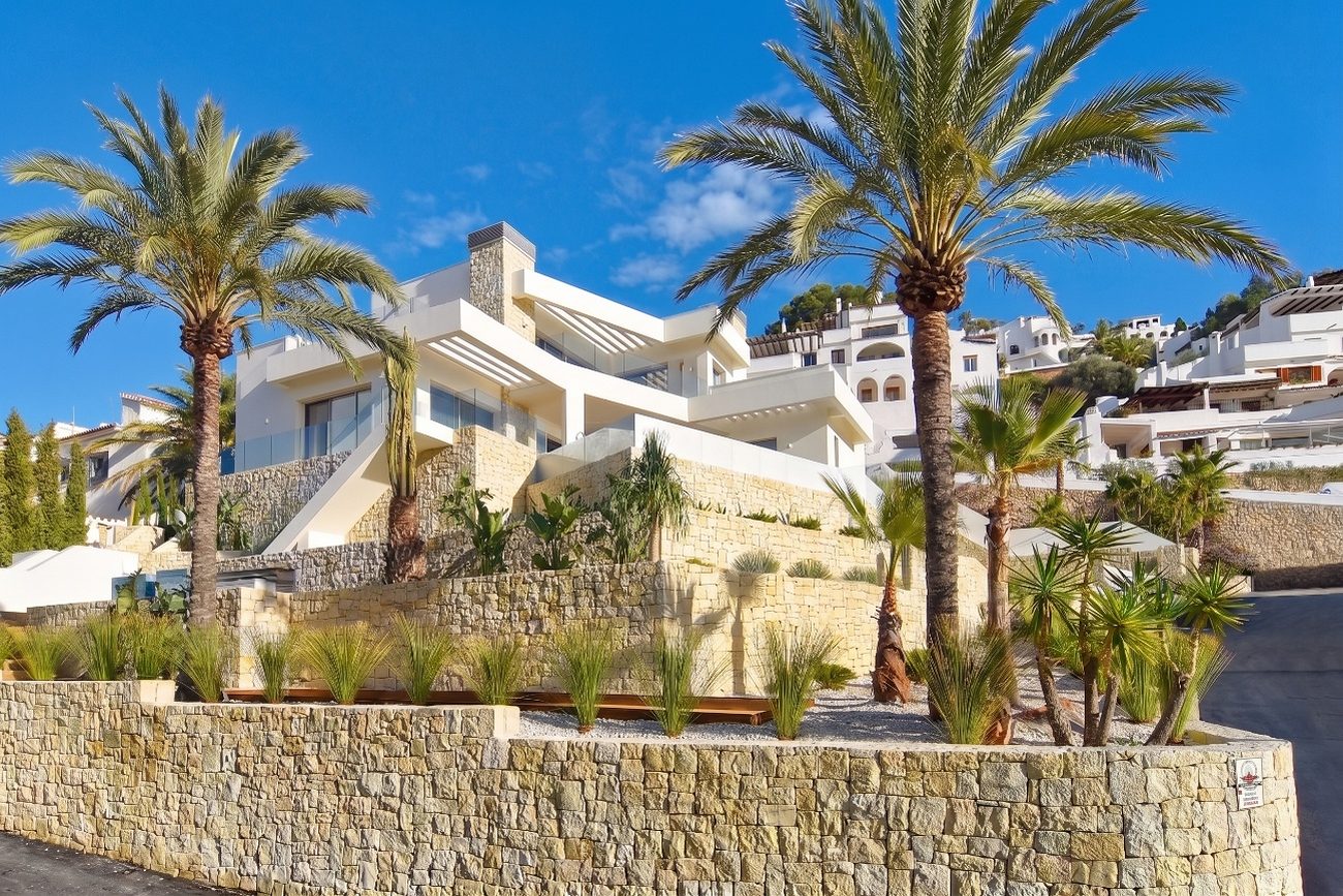 Villa El Portet — villa en pendiente con muros de piedra natural, Moraira