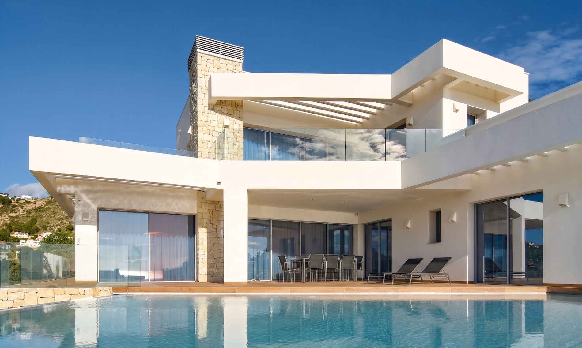 Villa El Portet — piscina y terraza cubierta