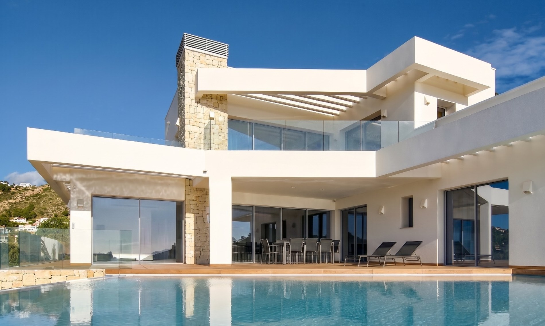 Villa El Portet — zwembad en overdekt terras